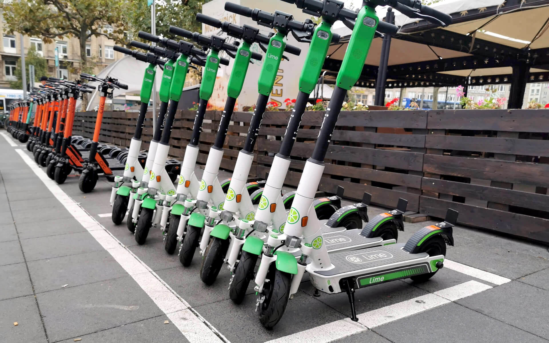 e-scooters use magnetic connectors for charging